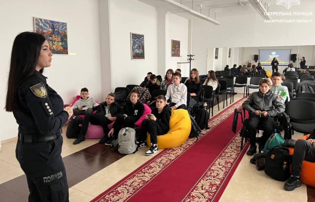 Патрульні Закарпаття поспілкувалися із старшокласниками про булінг