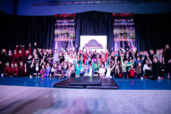 Неначе пір’їнки: в Ужгороді змагалися повітряні гімнастки