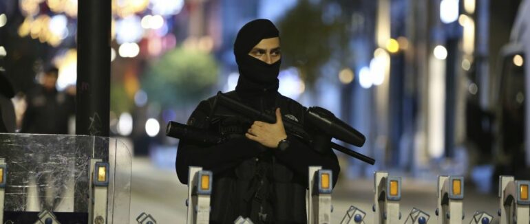 Жінка та двоє молодиків: до вибуху у Стамбулі причетні троє підозрюваних