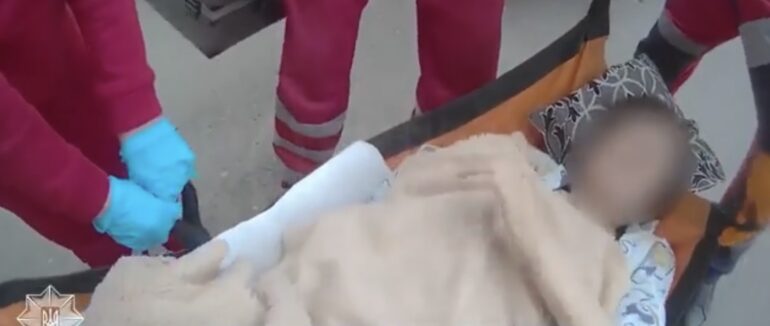 Зачинена в квартирі 78-річна ужгородка травмувалася та не мала змоги підвестися із підлоги (ВІДЕО)