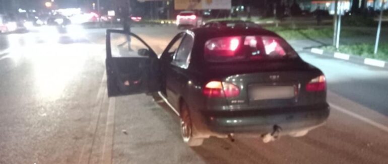 Зіткнувся із дорожнім знаком: деталі вечірньої ДТП в Ужгороді