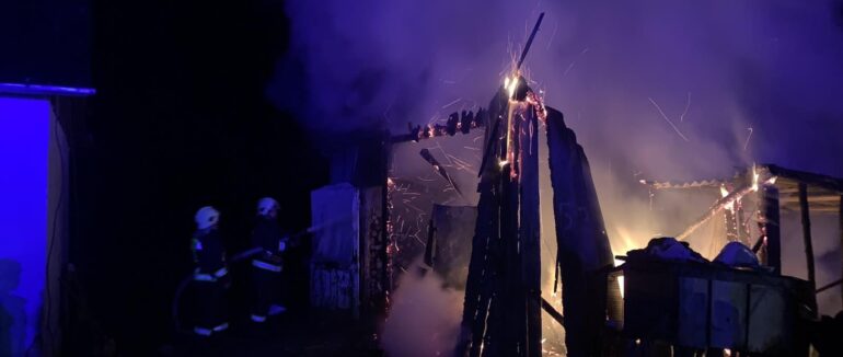 Внаслідок ранкової пожежі в Порошкові вогонь знищив господарську споруду (ФОТО)