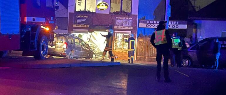 Вечірня автопригода у Мукачеві: автомобіль влетів у вітрину магазина