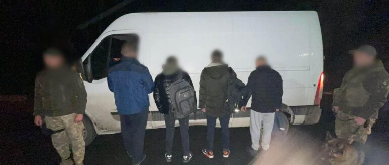 На Закарпатті прикордонники затримали переправника із «клієнтами»