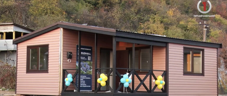 Модульні будиночки українського виробника: в Мукачеві відкрили перший виставковий майданчик (ВІДЕО)