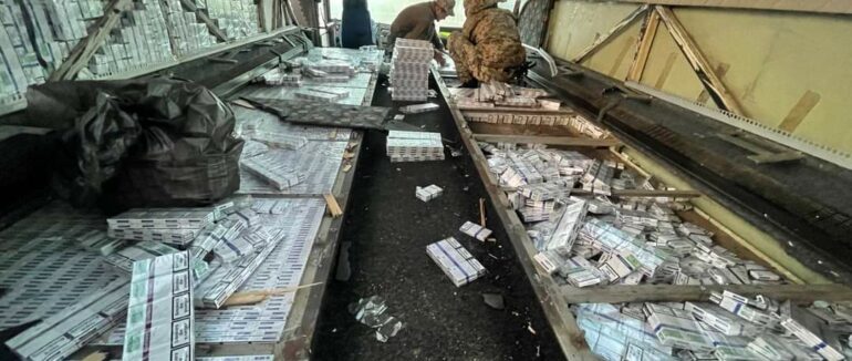 На КПП “Лужанка” виявили автобус з туристами нашпигований пачками цигарок
