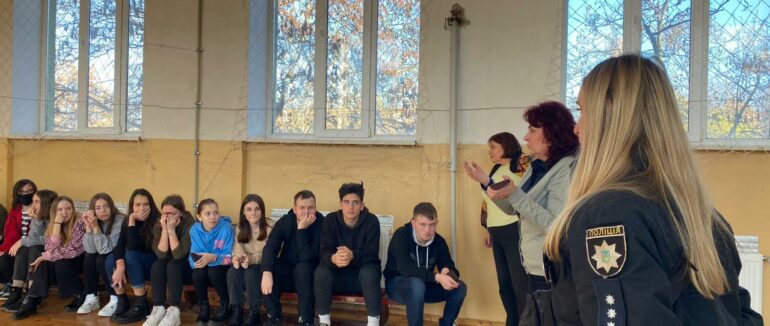 Поліцейські в Ужгороді вчили учнів протидії насильству