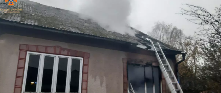 На Хустщині вирувала пожежа: горів житловий будинок