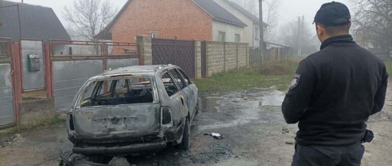 Помстився закарпатцю: в Тячівському районі чоловік підпалив автівку односельця