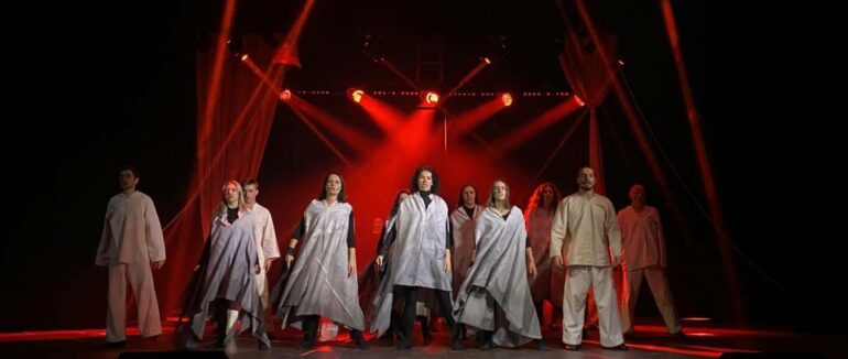 В Ужгороді на підтримку ЗСУ покажуть виставу «Один»