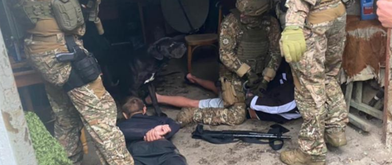 Зустрічався з клієнтами дома, інший у центрі: двоє мешканців Хуста торгували метамфетаміном