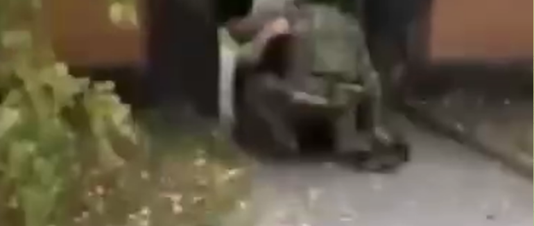 Зворушливе відео: бабуся на колінах зустрічала свого онука у Херсоні, який звільняв місто