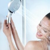 За порадою дерматологів: в який час доби краще приймати душ