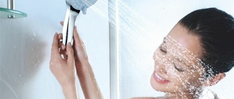 За порадою дерматологів: в який час доби краще приймати душ