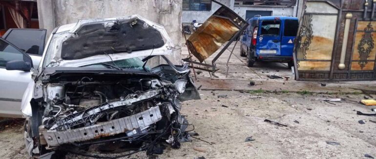 Водійку довелося визволяли з автівки: на Закарпатті 19-річна дівчина в’їхала у бетонну огорожу