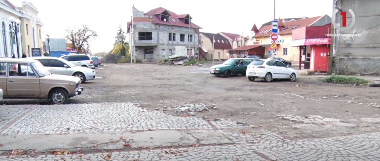 Зруйноване “обличчя” міста: мукачівці обурені станом привокзальної площі міста (ВІДЕО)