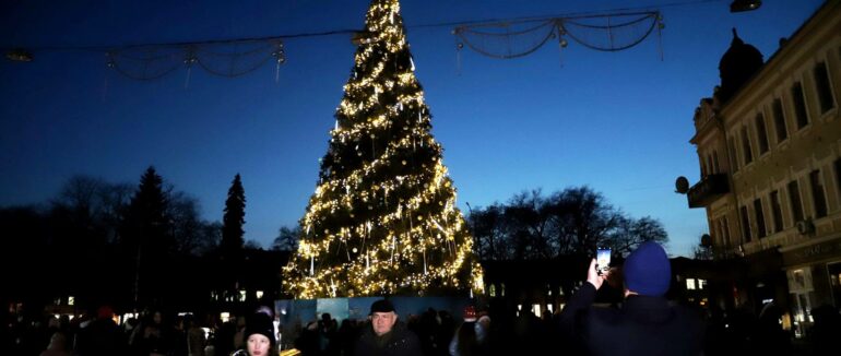 В Ужгороді засвітили вогні головної міської ялинки