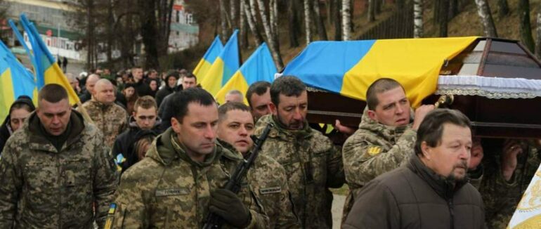 22-річного закарпатця провели сьогодні на коліна в останню путь