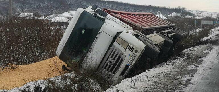 На Ужгородщині вантажівка із зерном перекинулася у кювет