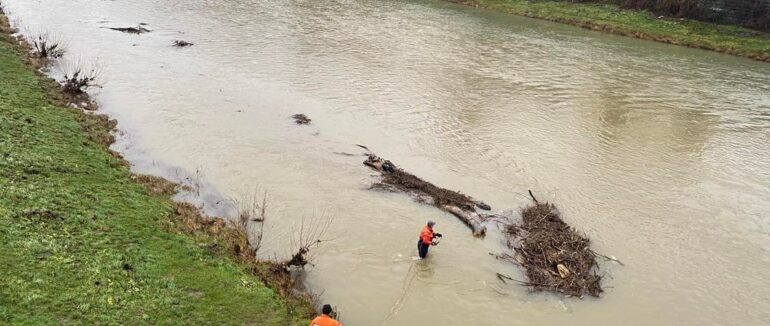 В Ужгороді працівники ДСНС розчищають Уж від захаращень