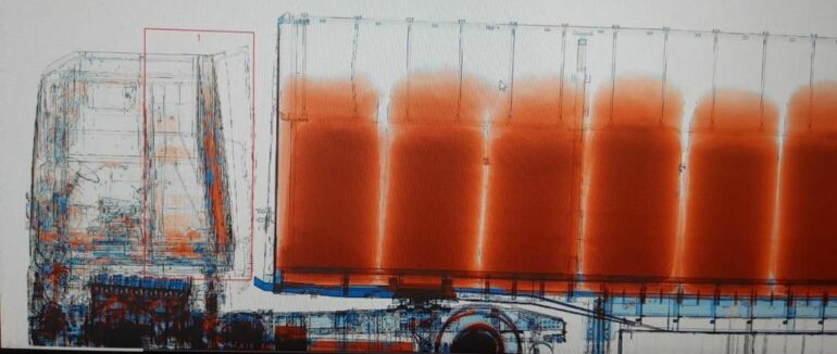 Вантажівка напакована сигаретами: на митний пост «Тиса» за допомогою сканера виявили контрабанду