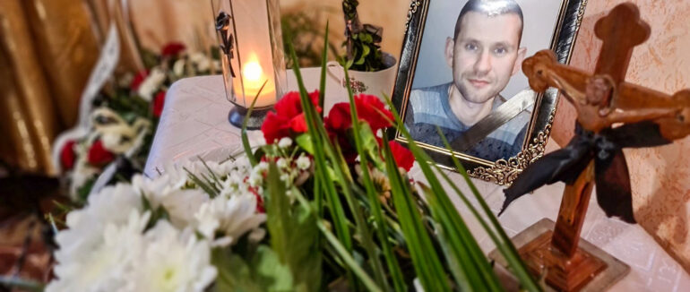 У Чинадійові на колінах провели в останню путь полеглого у війні Юрія Дзямка