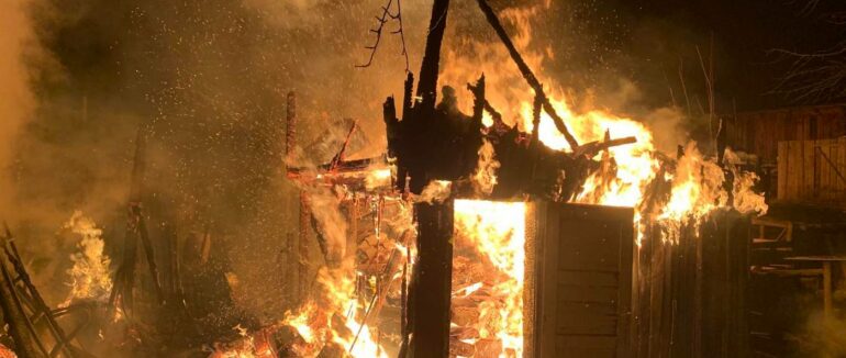 Масштабна пожежа у Рахівському районі: вогонь знищив два господарства