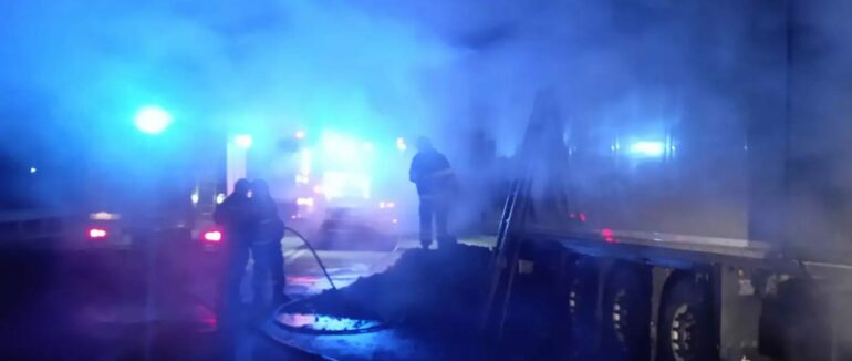 В Ужгородському районі загорілася вантажівка із вугіллям