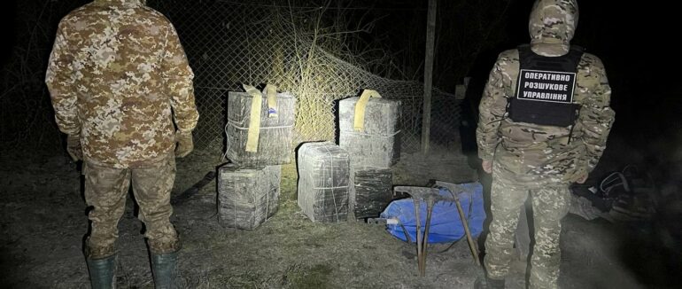 Закарпатські прикордонники затримали трактора, який перевозив контрабандні сигарети