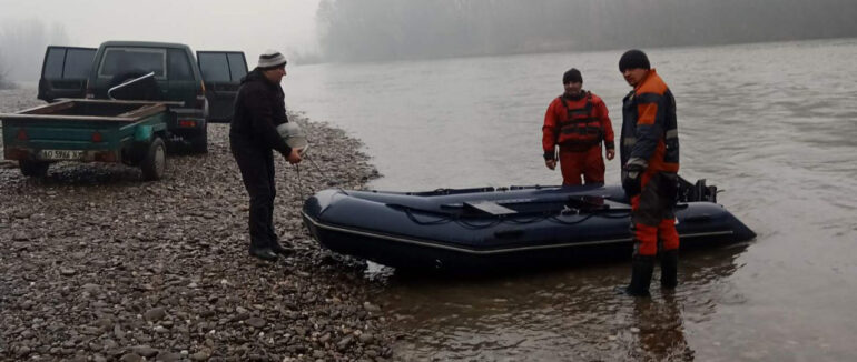 Юного закарпатця, який самостійно спускався річкою Тиса, досі шукають