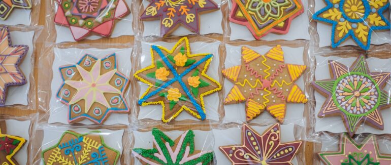 Ужгороді кондитерка спекла 248 різдвяних пряників-зірок та встановила новий рекорд України