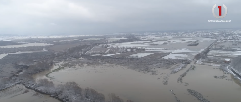 Все у воді: наслідки сильних опадів на Закарпатті (ВІДЕО)