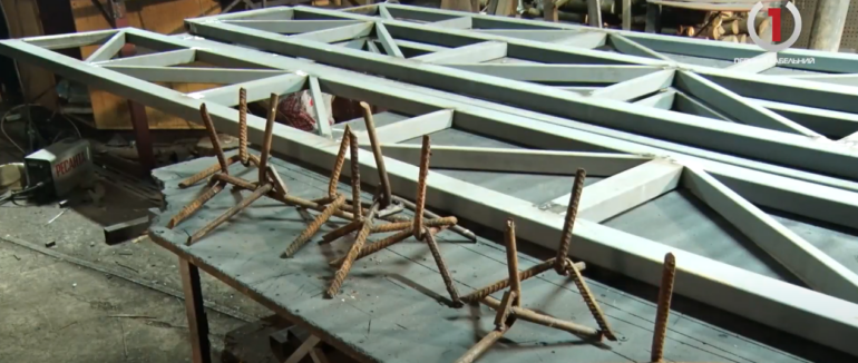 Виготовляють їжаки та буржуйки: як змінилося ковальство на Закарпатті під час війни (ВІДЕО)