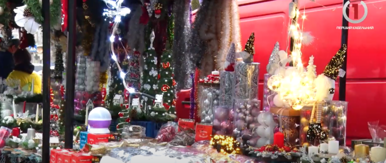 Ціни та попит цьогоріч: асортимент новорічних прикрас у Мукачеві (ВІДЕО)