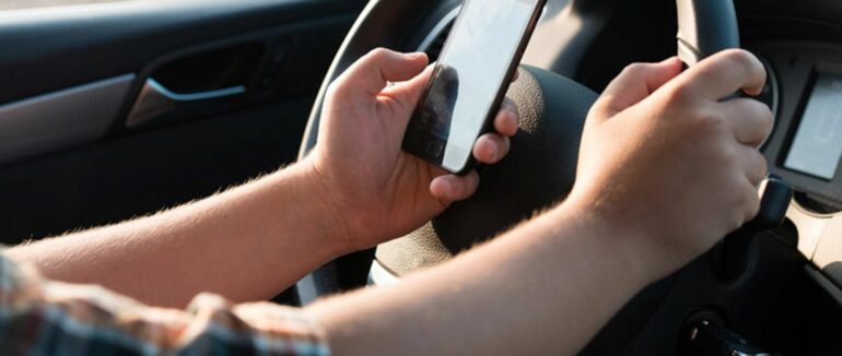 На Закарпатті оштрафували 648 водіїв за розмови мобільним за кермом