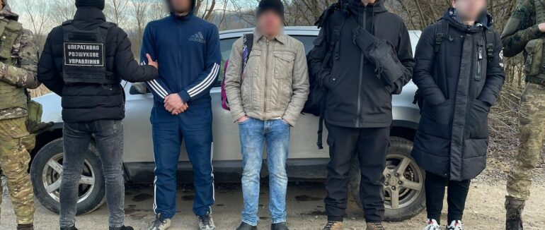На Закарпатті затримали “ухилянтів” та переправника