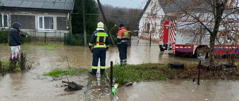 Повінь зруйнувала підвісний міст та підтопила село: наслідки негоди на Закарпатті