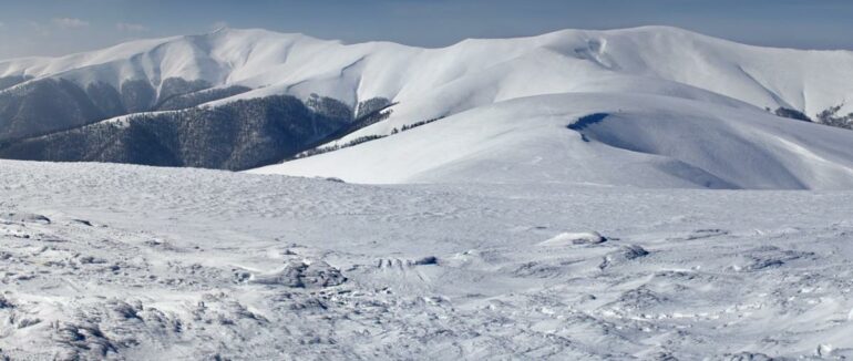 У горах закарпатські рятувальники шукали заблукалих трьох лижників та туриста