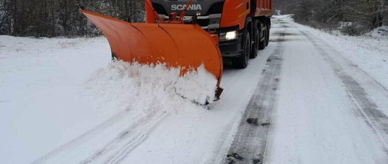Закарпатські перевали засипає снігом: працює техніка