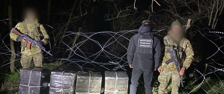На Закарпатті прикордонники виявили 5800 пачок сигарет