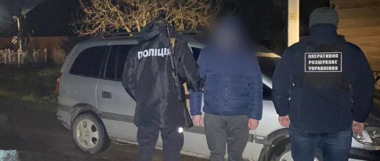 На Закарпатті затримали чоловіка, який за 7 тисяч доларів допомагав незаконно перетнути кордон призовникам