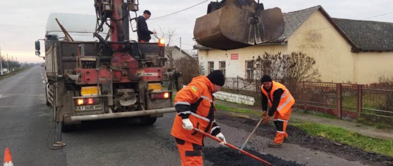 Ліквідація аварійних вибоїн: на ділянках траси М-06 Київ – Чоп працює техніка