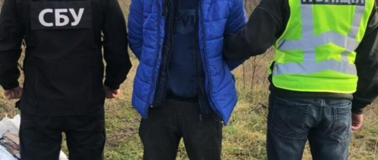 У Берегові у чоловіка виявили арсенал зброї та набої