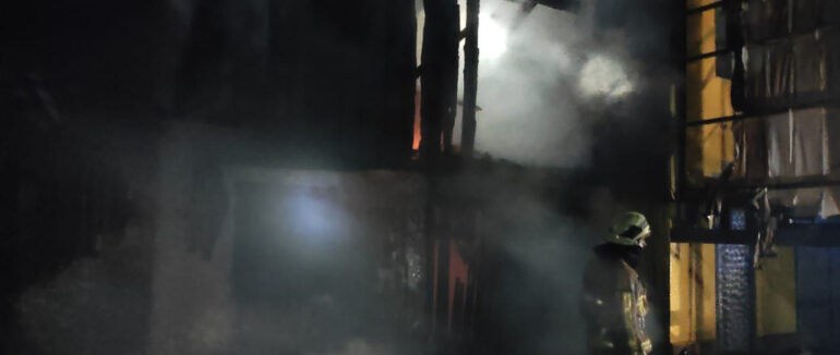 Нічна пожежа на Мукачівщині: згоріла двоповерхова будівля