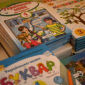 Школярам за кордон: 1300 підручників торік Закарпаття передало учням, які вимушено переїхали за кордон