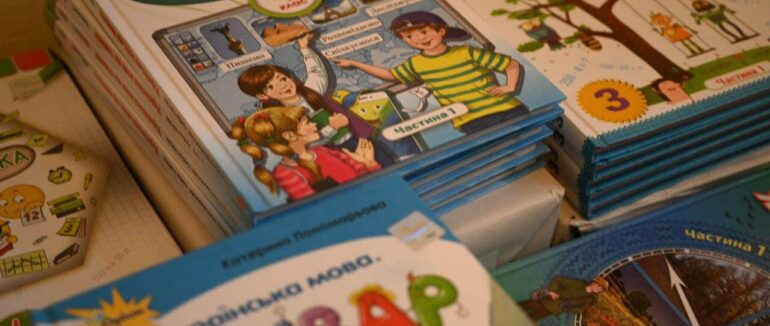 Школярам за кордон: 1300 підручників торік Закарпаття передало учням, які вимушено переїхали за кордон