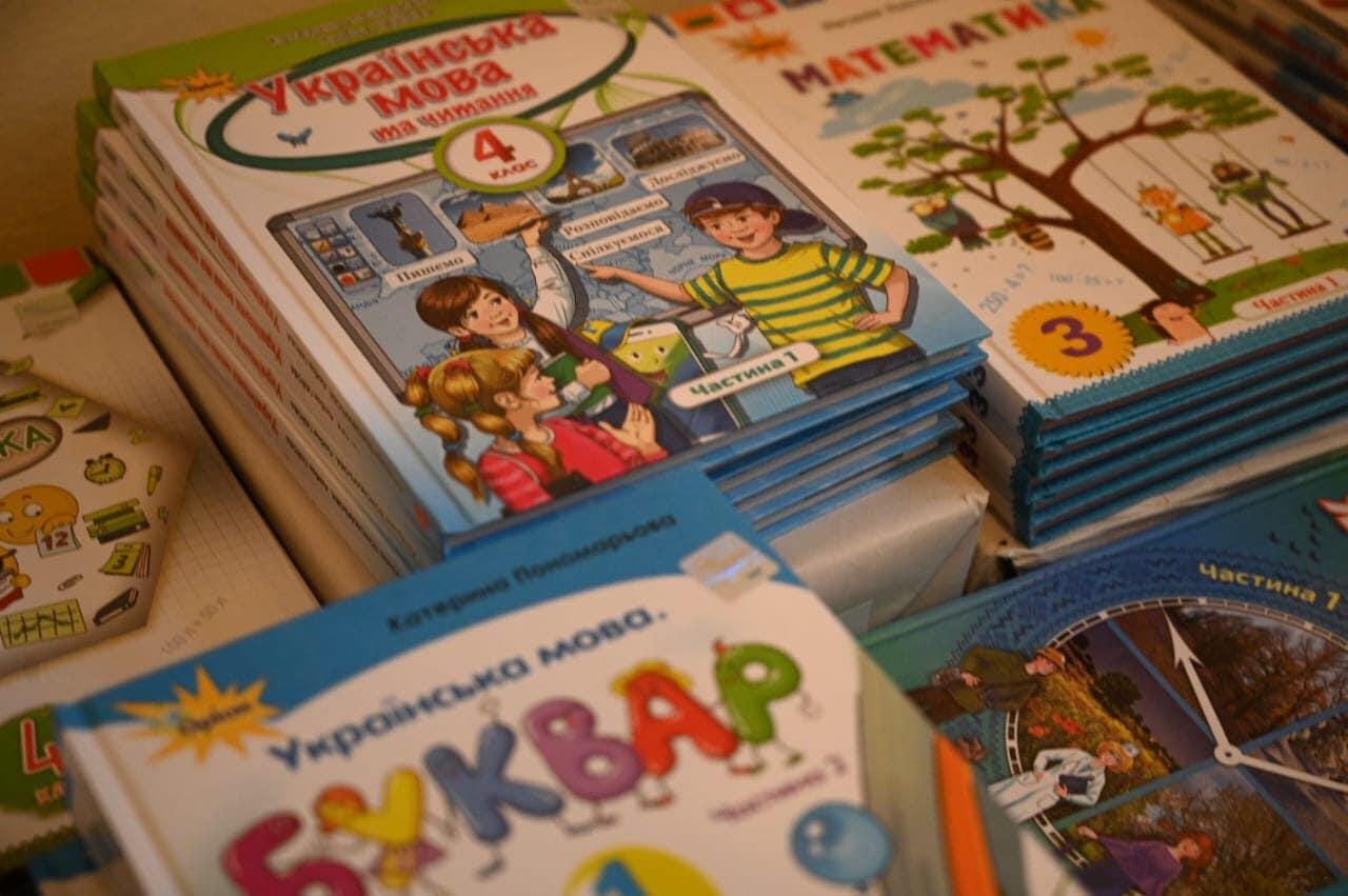Школярам за кордон: 1300 підручників торік Закарпаття передало учням, які вимушено переїхали за кордон