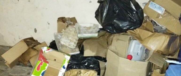 У Мукачеві оштрафували місцевих за складування сміття у дворі