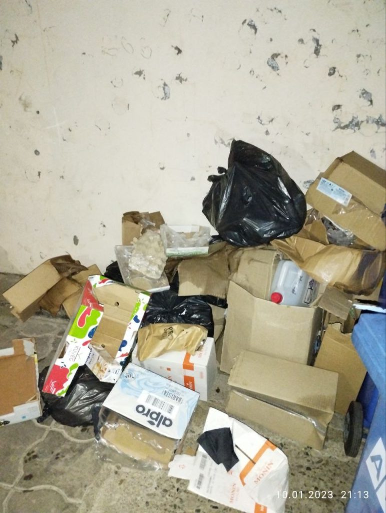 У Мукачеві оштрафували місцевих за складування сміття у дворі