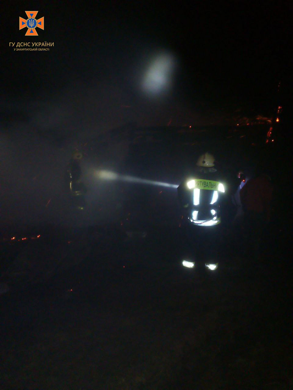 Вночі на Ужгородщині рятувальники ліквідовували пожежу у будинку